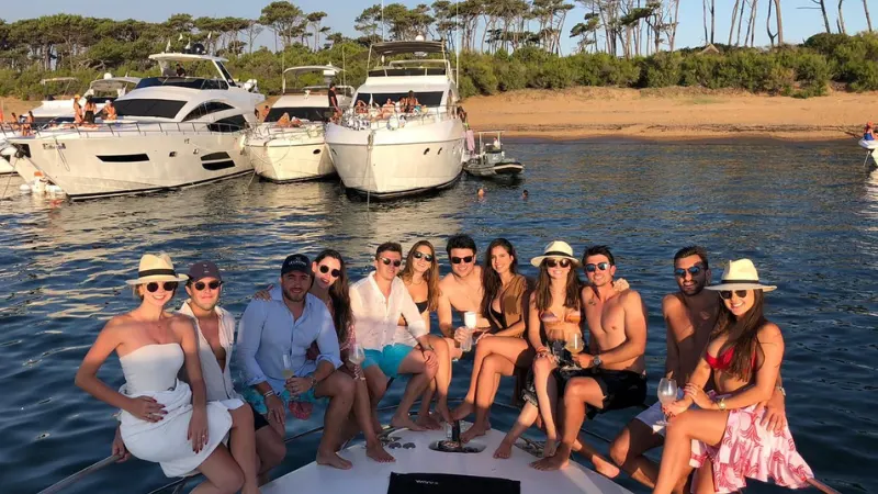 Yate privado fondeado frente a la Isla Gorriti en Punta del Este
